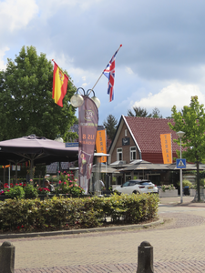 902677 Gezicht op de hoek van het 5 Mei-Plein (voorgrond) en de Raadhuisstraat te Maarn (gemeente Utrechtse Heuvelrug). ...